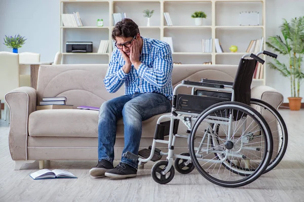 Jeune étudiant en fauteuil roulant en situation de handicap concept — Photo