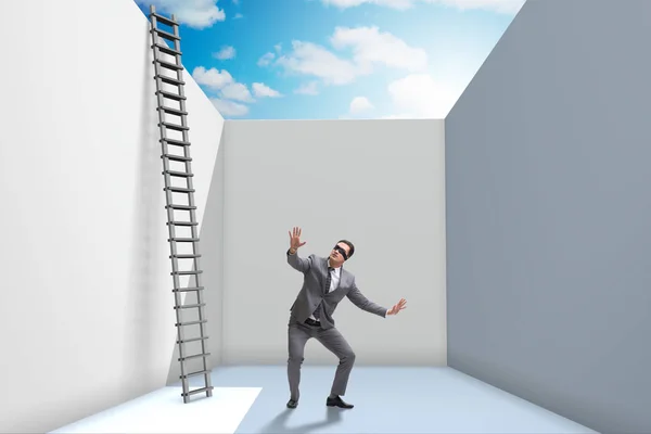 Podnikatel leze po žebříku, aby unikl problémům — Stock fotografie