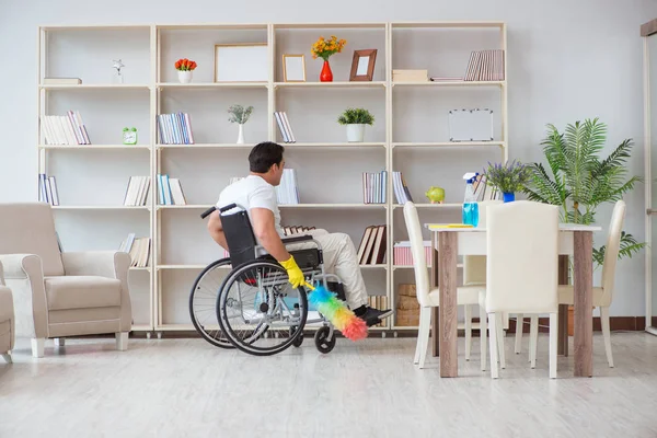 Limpiador discapacitado haciendo tareas en casa — Foto de Stock