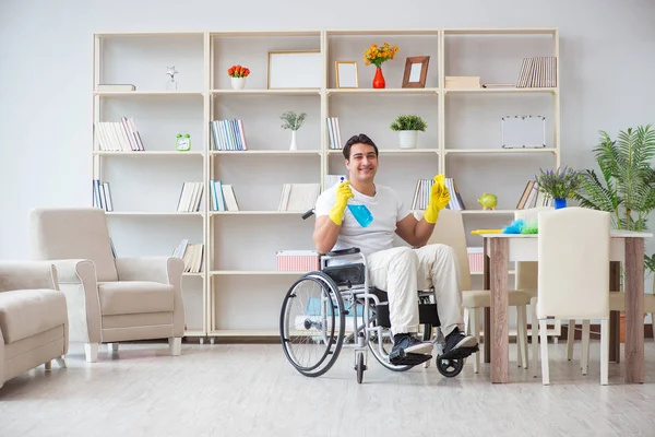 Limpiador discapacitado haciendo tareas en casa — Foto de Stock