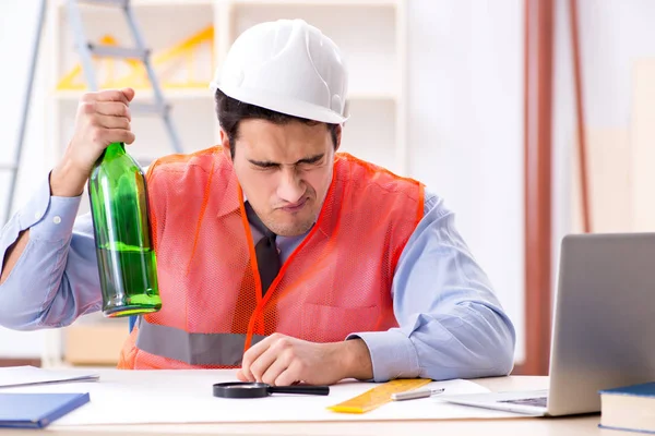 Ingeniero borracho trabajando en el taller — Foto de Stock