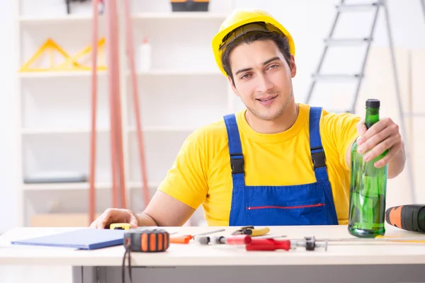 Engenheiro bêbado trabalhando na oficina — Fotografia de Stock