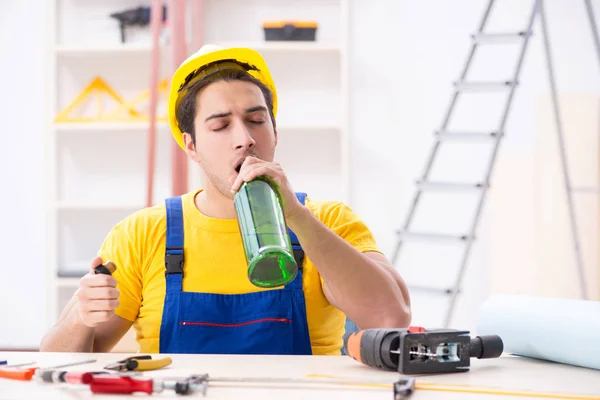 Engenheiro bêbado trabalhando na oficina — Fotografia de Stock