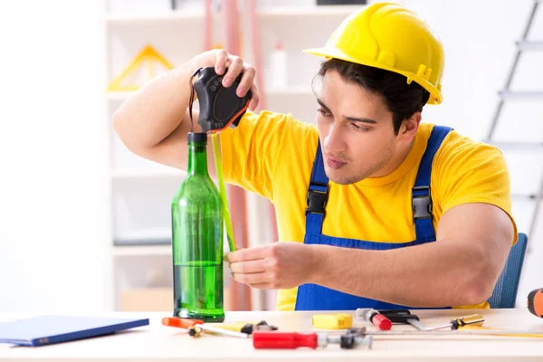 Betrunkener Ingenieur arbeitet in der Werkstatt — Stockfoto