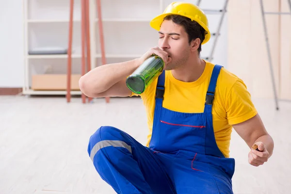 Reparador de piso beber álcool durante o intervalo — Fotografia de Stock