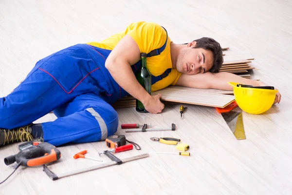 Reparador de piso bebiendo alcohol durante el descanso — Foto de Stock