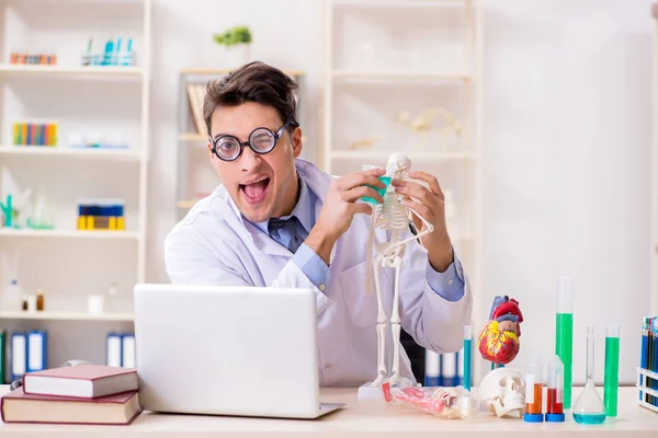 Doctor divertido divirtiéndose en el laboratorio del hospital — Foto de Stock