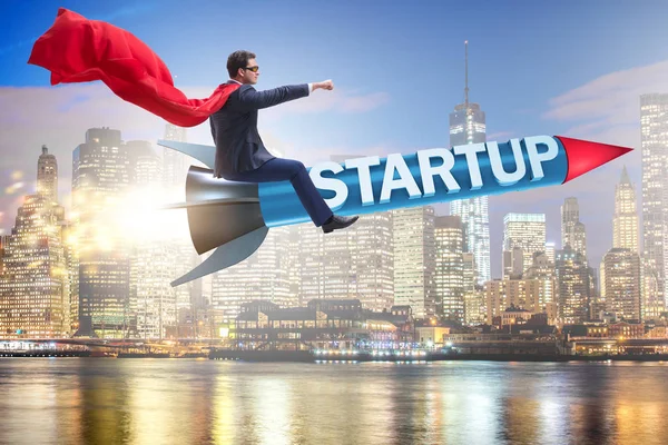 Superhrdina podnikatel v start-up koncept létající raketa — Stock fotografie