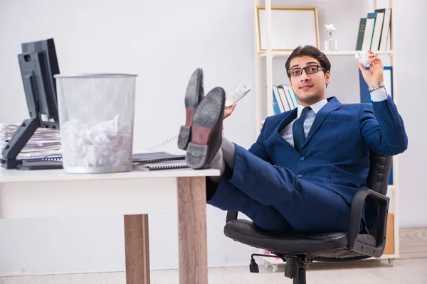 Junger gutaussehender Geschäftsmann arbeitet im Büro in Paperwo — Stockfoto