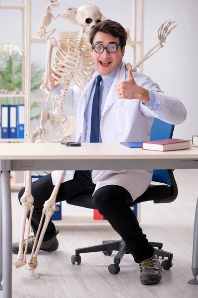 Profesor loco estudiando esqueleto humano — Foto de Stock