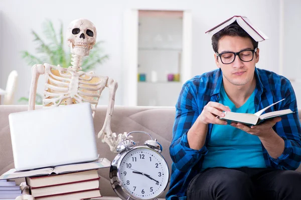 Studentin mit Skelett bereitet sich auf Prüfungen vor — Stockfoto