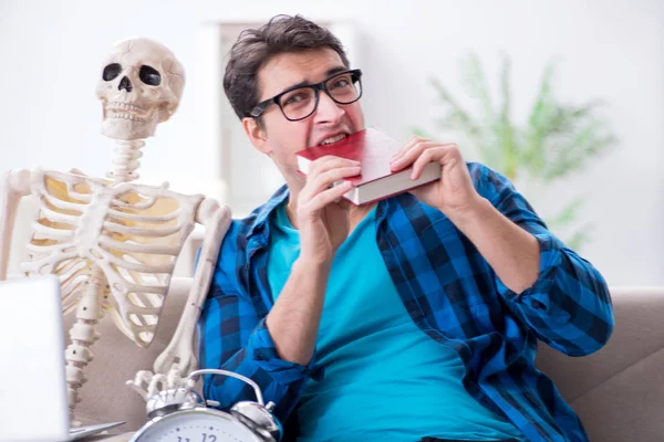 Studeren met skelet ter voorbereiding van examens — Stockfoto