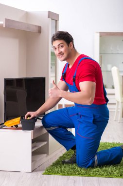 Profesyonel tamir mühendisi bozuk televizyonu tamir ediyor.