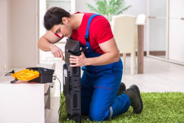 Profesyonel tamir mühendisi bozuk televizyonu tamir ediyor.