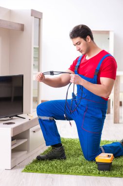 Profesyonel tamir mühendisi bozuk televizyonu tamir ediyor.