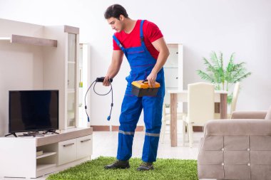 Profesyonel tamir mühendisi bozuk televizyonu tamir ediyor.