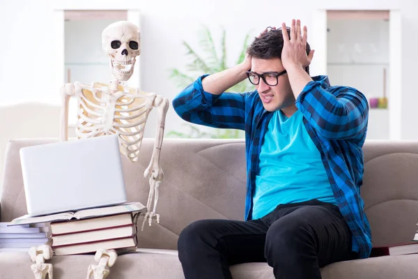 Studeren met skelet ter voorbereiding van examens — Stockfoto