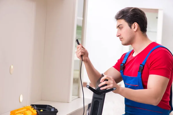 Professional repair engineer repairing broken tv — Stock Photo, Image