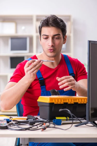 Ingeniero de reparación profesional reparación de televisión rota — Foto de Stock