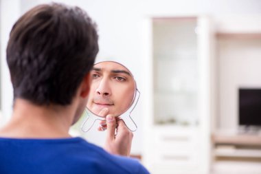 Adam derisindeki sivilceler yüzünden panikliyor.