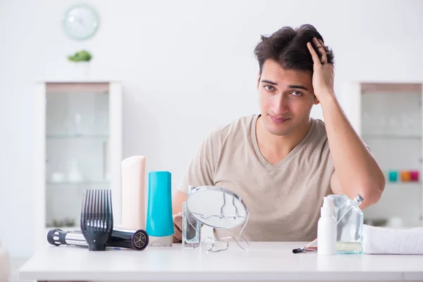 Joven hombre guapo mirando al espejo — Foto de Stock