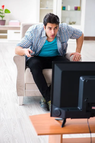 Homem assistindo tv em casa — Fotografia de Stock