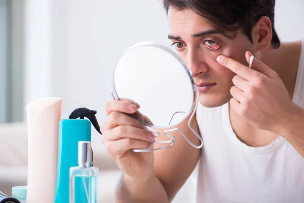 Jovem homem bonito olhando no espelho — Fotografia de Stock