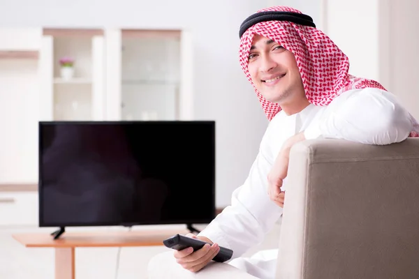 Árabe hombre viendo la televisión en casa —  Fotos de Stock