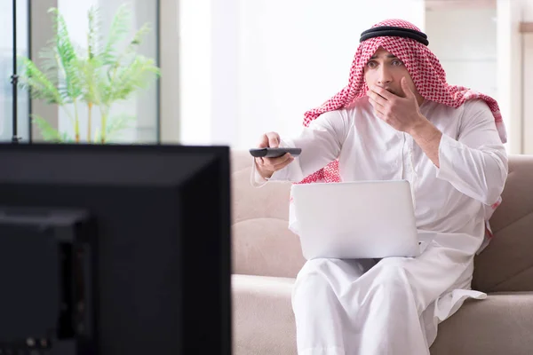 Arabo uomo guardando la tv a casa — Foto Stock
