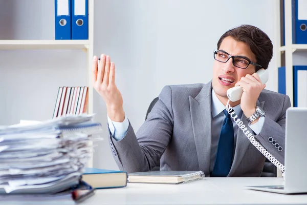 Empresário infeliz trabalhando no escritório — Fotografia de Stock