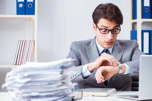 Empresário infeliz trabalhando no escritório — Fotografia de Stock