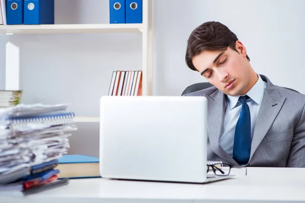 Olycklig affärsman som arbetar på kontoret — Stockfoto
