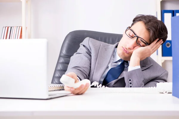 Nieszczęśliwy biznesmen pracujący w biurze — Zdjęcie stockowe
