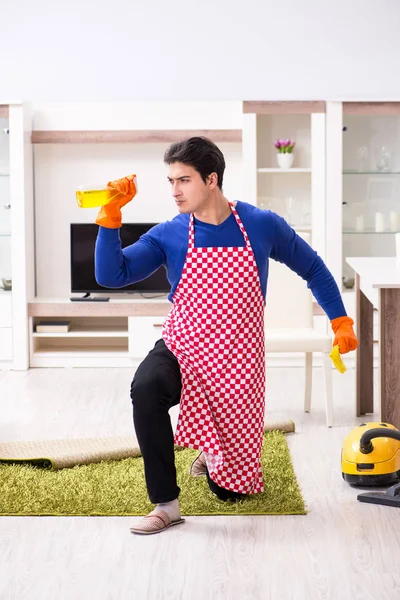 承包商工人打扫房子做家务活 — 图库照片