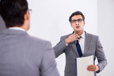 Politikacı aynanın önünde konuşmayı planlıyor.