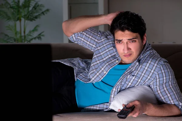 Jeune homme regardant la télévision tard dans la nuit — Photo