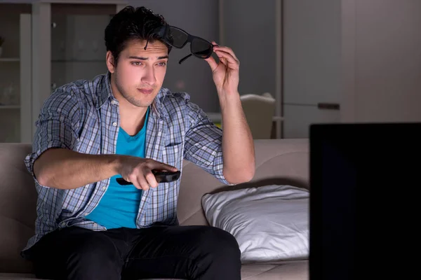 Hombre viendo televisión 3d tarde en la noche —  Fotos de Stock