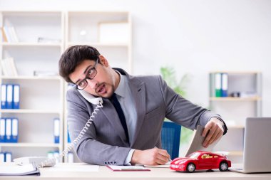 Ajan araba sigortası öneriyor.