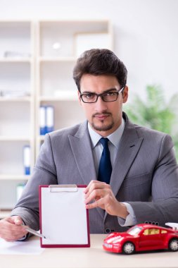 Ajan araba sigortası öneriyor.