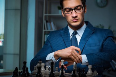 İş adamı strateji konseptinde satranç oynuyor