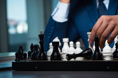 İş adamı strateji konseptinde satranç oynuyor