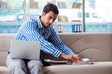 Bilgisayarlı beyaz öğrenci üniversite sınavlarına hazırlanıyor.