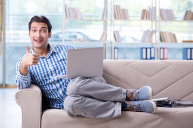 Bilgisayarlı beyaz öğrenci üniversite sınavlarına hazırlanıyor.