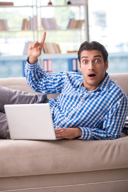 Bilgisayarlı beyaz öğrenci üniversite sınavlarına hazırlanıyor.