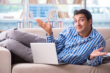 Bilgisayarlı beyaz öğrenci üniversite sınavlarına hazırlanıyor.