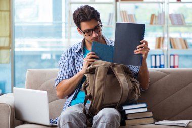 Bilgisayarlı beyaz öğrenci üniversite sınavlarına hazırlanıyor.