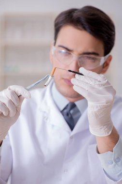 Kanıt için laboratuvarda çalışan uzman bir kriminolog.