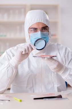Kanıt için laboratuvarda çalışan uzman bir kriminolog.