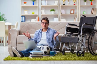 Evde okuyan genç bir öğrenci.