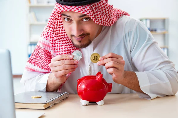 Kripto para madenciliğinde bitcoin kullanan Arap adam.